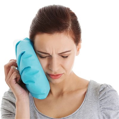 Eisbeutel gegen Schwellungen im Gesicht